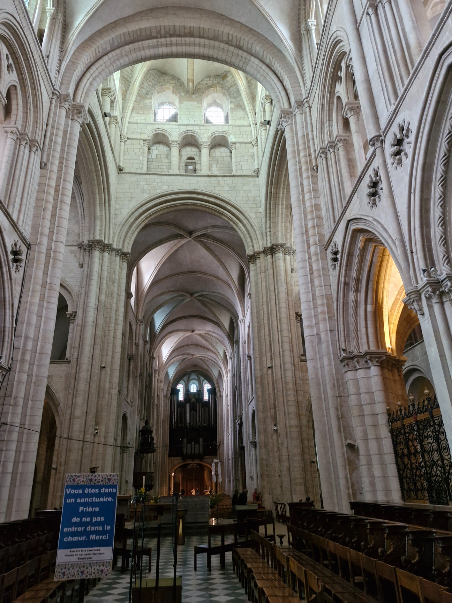 Caen > Intérieur de l'abbatiale aux hommes