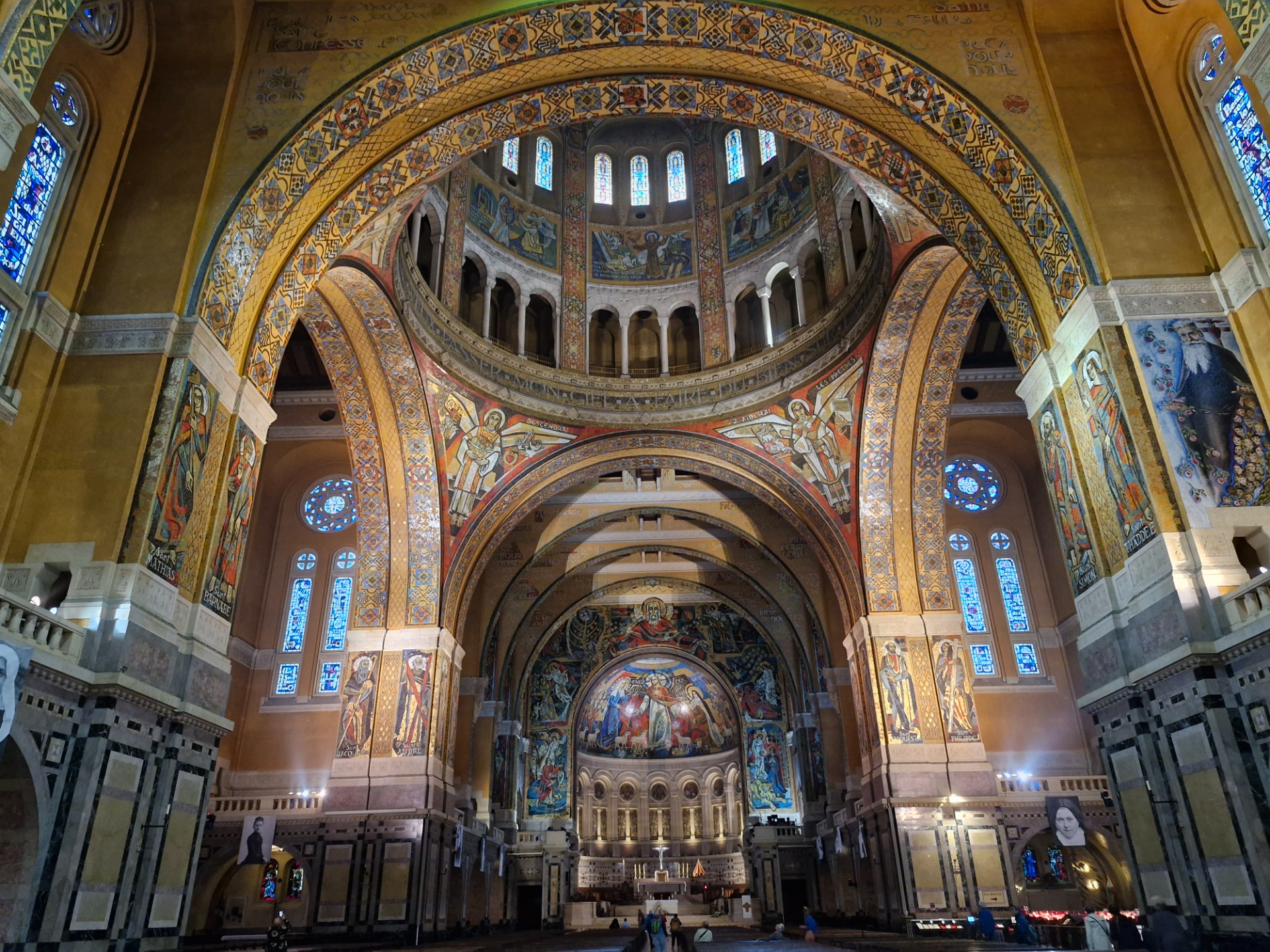 Intérieur de la basilique de Lisieux