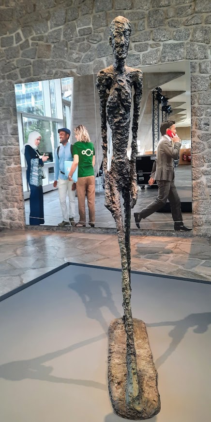 "L'homme qui marche" sculpture en bronze de Giacometti 1960 - Donation de la Suisse