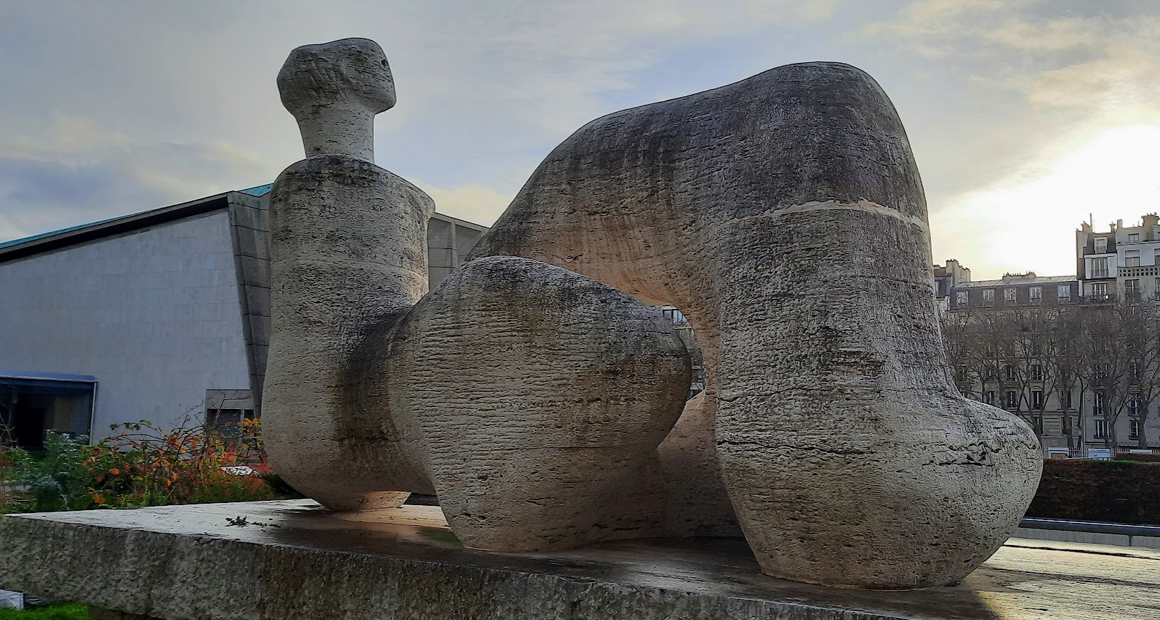 "Silhouette au repos", sculpture de Henri Moore 1958