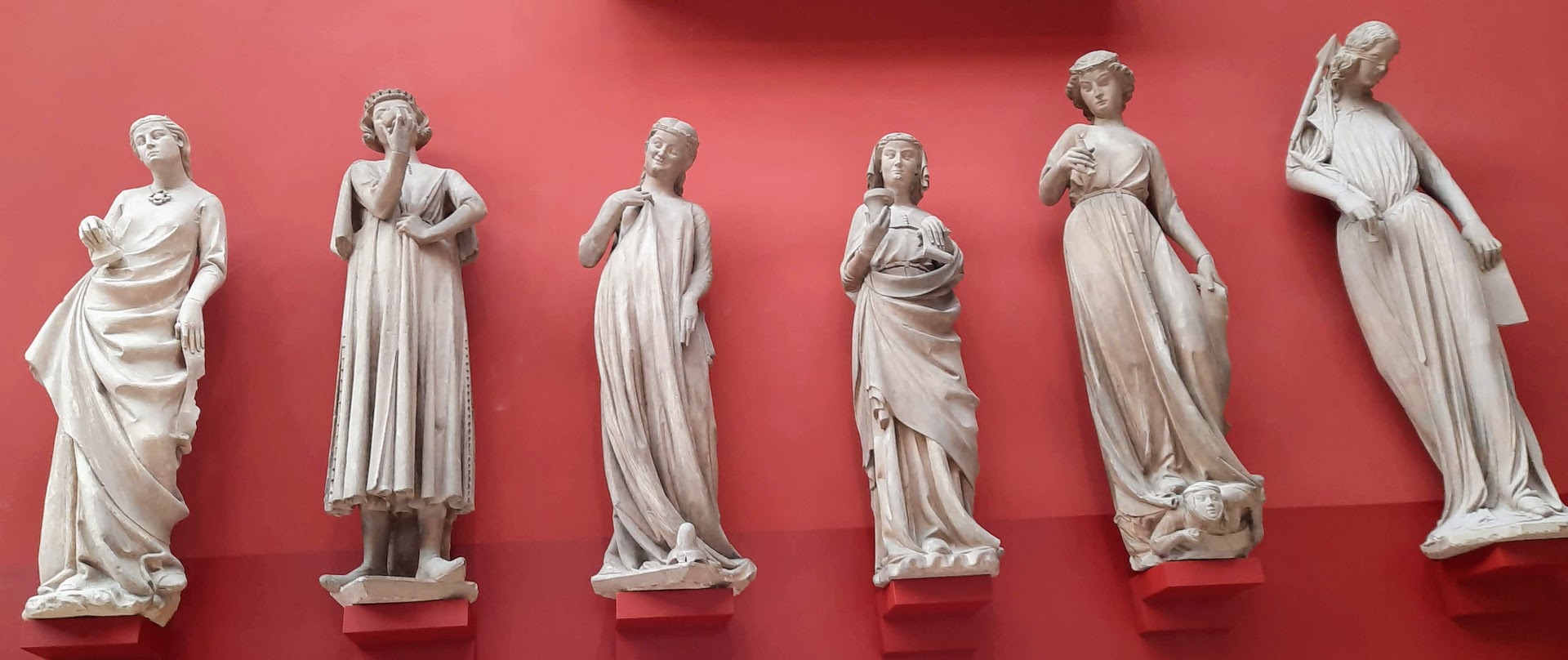 Statues vierges sages, vierges folles                                                       ) du portail sud de la Cathédrale ND de Strasbourg XIII siècle 