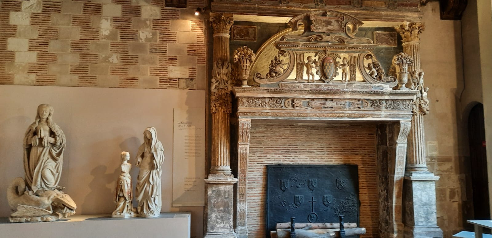Musée de Troyes ; Cheminée et mur à double composante > pierre de calcaire et briques